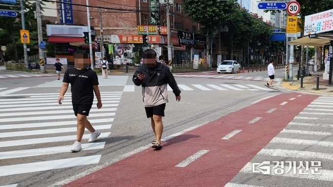  수원남부경찰서가 통학로 안전을 위해 매탄초등학교 앞에 설치한 대각선 횡단보도. (사진=박진석 기자)