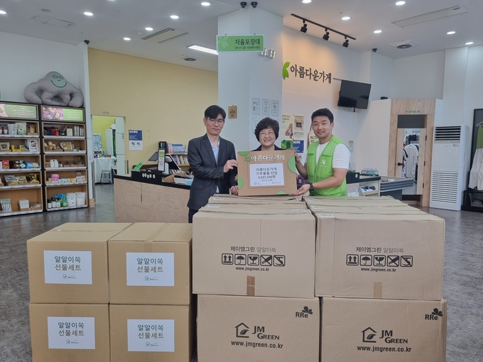 용인시가 ‘제이엠그린’이 다용도 용기 약 500여 점(300만 원 상당)을 기증받고 있다. (사진=용인특례시 제공)
