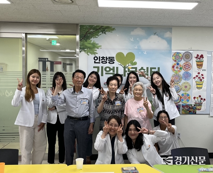 구리시 치매안심센터는 지난 31일부터 치매로 진단받은 경증 어르신을 대상으로 기억력 강화와 정서 지원을 위해 권역별 3곳에 '기억나무쉼터'프로그램을 열고 3개월동안 운영한다. 사진은 인창권역 기억나무쉼터. (사진=구리시 제공)