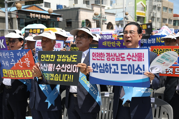 노동진 수협중앙회장(오른쪽)이 수산물 안전 대국민 호소 결의대회에서 국내 수산물의 안전성을 알리며 소비 촉진을 호소하고 있다. (사진=수협중앙회 제공)