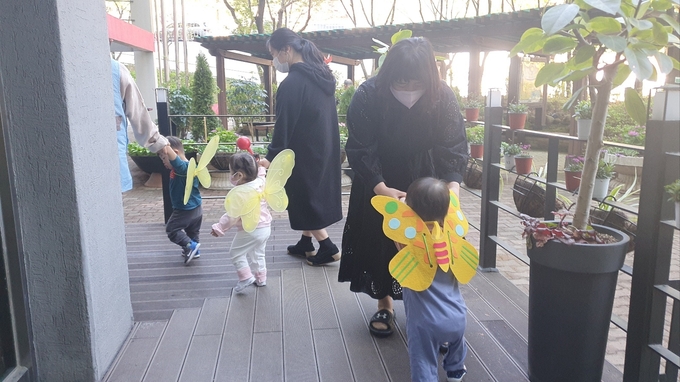 서광유치원 교사들이 아이들이 감성놀이터 프로그램 출입을 반기고 있다. (사진=수원서광학교 제공)