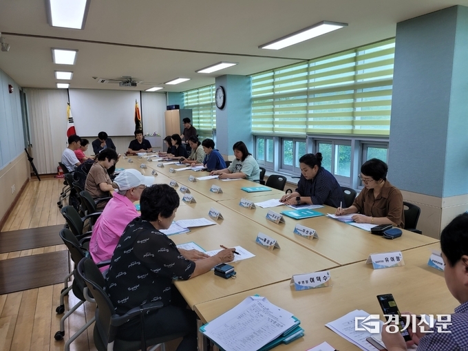 남면 주민자치위원회 양형규위원장이 주민자치회의를 주재하는 모습 (사진=이호민 기자)