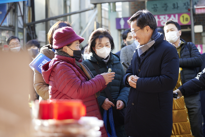 지난 1월 용인 중앙시장에서 김동연 경기도지사가 설맞이 용인 중앙시장 방문해 장보기를 하며 상인들을 격려하고 있다. (사진=경기도 제공)