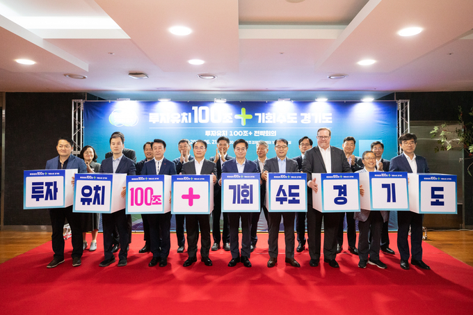 지난 6월 경기창조경제혁신센터에서 김동연 경기도지사, 김승록 에어프로덕츠 CEO, 송창학 포레시아 코리아 전무, 로버트 랭 주한 캐나다 상공회의소 이사회 회장 등이 큐브 퍼포먼스 및 기념촬영을 하고 있다. (사진=경기도 제공)