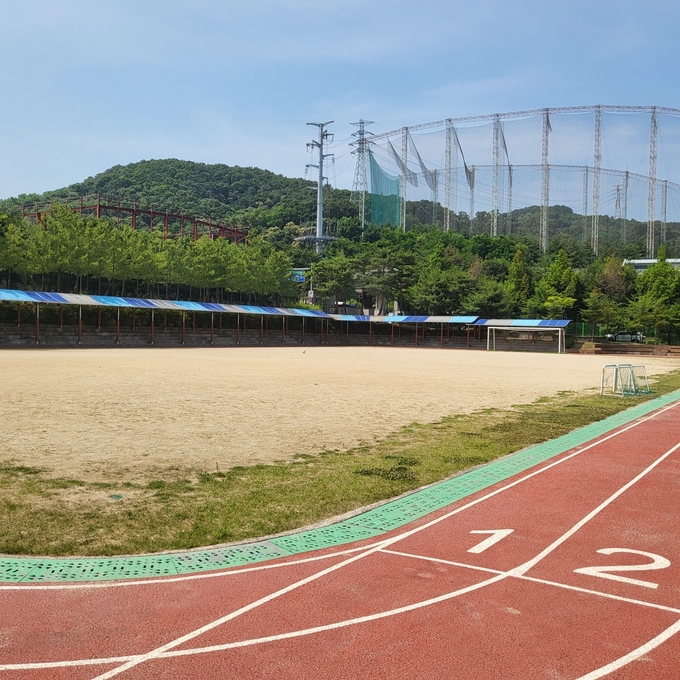 용인특례시가 지역 내 5개 중·고등학교 운동장에 친환경 인조잔디를 조성하는 사업을 지원한다. (사진=용인시 제공)
