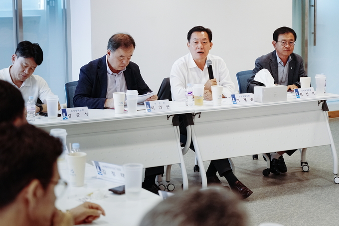 지난 1일 수원시청년지원센터에서 열린 회의에서 이재준 수원시장이 발언을 하고 있다. (사진=수원시 제공) 