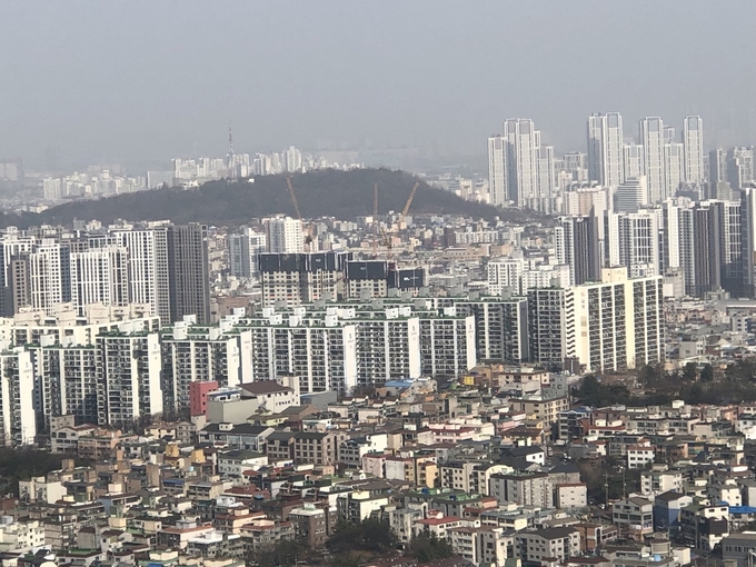 문학산 정상에서 내려다본 주택가 풍경. ( 사진 = 박소영 기자 )