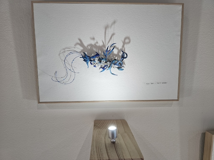 파랑의 괴물_불안의 형태, 2023, 종이에 채색, 그을림, 철사, 시침핀, 각 30×42cm (총 5점). (사진=고륜형 기자)