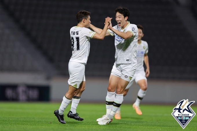 K리그 2 리그 5위 김포FC가 5일 김포솔터축구장에서 열리는 하나원큐 K리그2 2023 25라운드에 리그 2위 FC안양을 상대로 상위권 진입을 노린다. 사진은 지난 달 18일 서울 이랜드 전에서 결승골을 넣은 박광일이 동료와 기뻐하는 모습. (사진=한국프로축구연맹 제공)