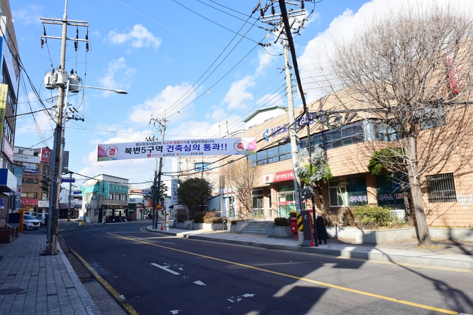 북변 5구역 시공사 선정 당시 시로부터 건축심의 통과한 현수막을 게시하고 있다. 