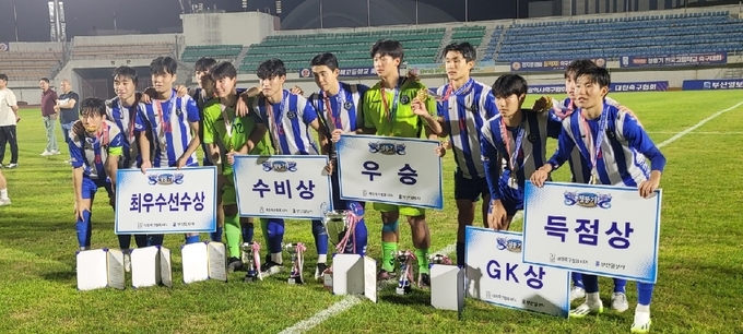2일 경남 고성군 고성종합운동장에서 열린 제60회 청룡기 전국고등학교축구대회 마지막 날 개인상을 수상한 시흥 서해고 선수들이 동료등과 함께 기념사진을 찍고 있다. (사진=서해고등학교 축구팀 제공)