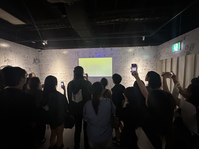 진격의 거인 전시회를 찾은 관람객들. (사진=웨이즈비 제공)