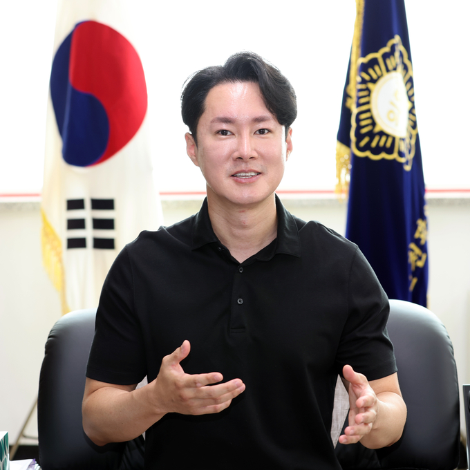 여재만 의원이 경기신문과 인터뷰하고 있다. ( 사진 = 계양구의회 제공 )