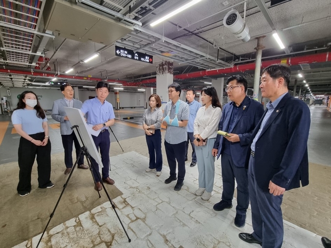 안민석(민주·오산) 국회의원이 3일 오산 시·도의원들과 오산 세교2지구 A6아파트 현장 점검에 나섰다. (사진=안민석 의원실 제공)