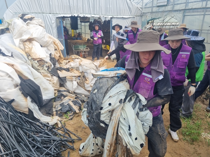 전북 익산시 용안면을 찾은 자원봉사자들이 봉사활동을 하고 있다. ( 사진 = 인천환경공단 제공 )