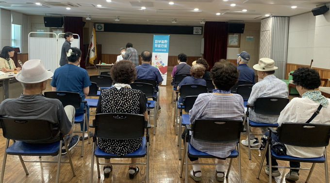 지난 3일 중구보건소 3층 대강당에서 주민 90여 명이 ‘무료 피부질환 이동검진’을 받았다. ( 사진 = 중구 제공 )