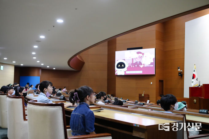 어린이들이 성남시의회 본회의장을 찾아 본회의 진행 과정에 대해 듣고 있다. (사진=성남시의회 제공)