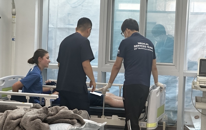 대한간호협회 중앙간호봉사단 단원들이 온혈질환을 앓는 잼버리 참가자를 살펴보고 있다. (사진=대한간호협회 제공)