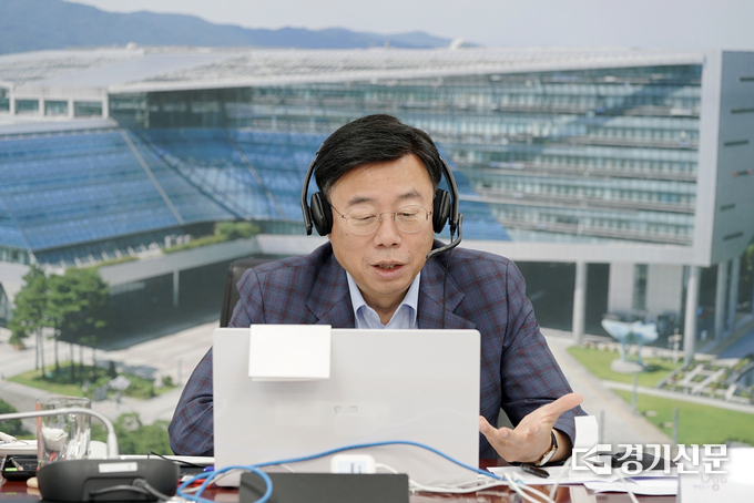 신상진 시장이 미국 풀러턴시 성남비즈니스센터(K-SBC)와 참가기업 등과의 화상회의를 직접 주재하고 있다. (사진=성남시 제공)