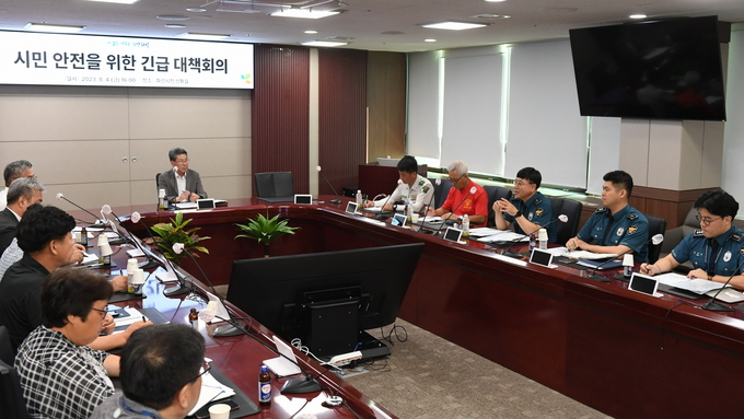 잇따른 흉기난동 사건이 발생하자 화성시가 초근 시청대횡실에서 화성서부경찰서 및 화성시 민간기동순찰대, 화성시 해병대전우회와 관계 공무원이 참석한 가운데 시민안전대책 방안에 관련해 긴급회의를 가졌다. (사진=화성시 제공)
