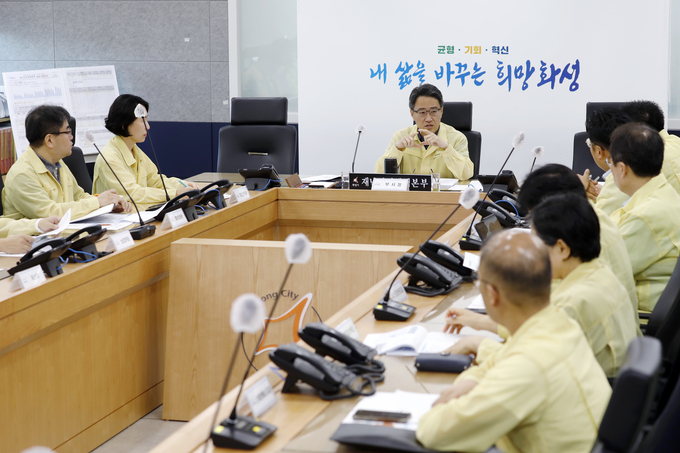 화성시가 연일 이어지는 폭염에 대비해 긴급 폭염 재난안전대책본부 회의 를 진행하고 중점관리대상인 읍면동별 추진 대응상황을 점검했다( 사진제공/화성시)