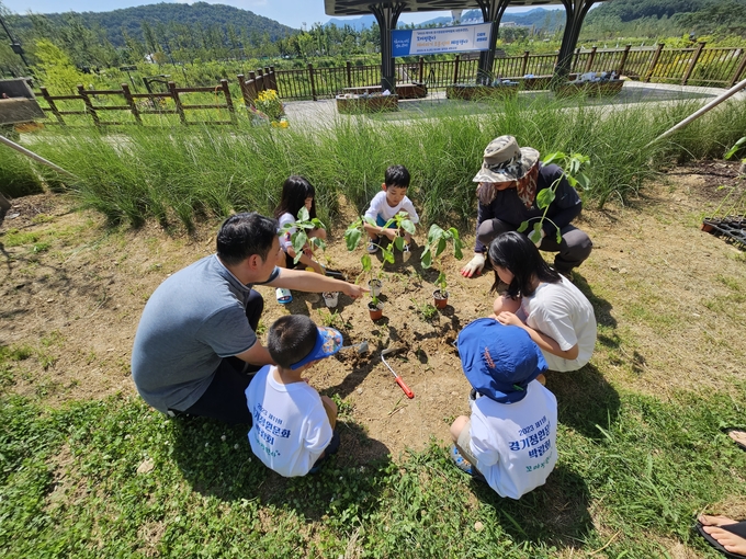 광명시 지난 5일 일직동 새빛공원에서 경기정원문화박람회 시민추진단 꼬마정원사들과 함께 해바라기 묘종 심기 체험 행사를 진행했다.(사진=광명시 제공)