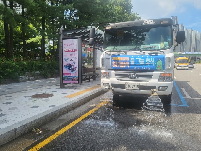 용인특례시가 살수차 4대를 동원해 도심 곳곳에 물을 뿌리고 있다. (사진=용인시 제공)