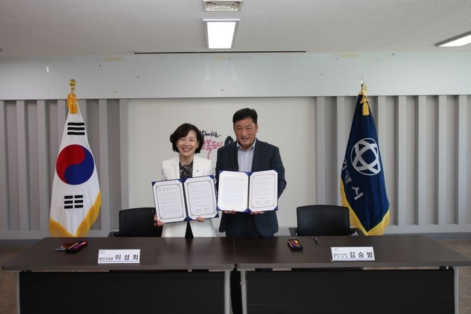 이성희 동안구청장(왼쪽)과 김승범 홈플러스 평촌점장이 협약을 체결한 뒤 기념사진을 찍고 있다.(사진=안양시 동안구 제공)