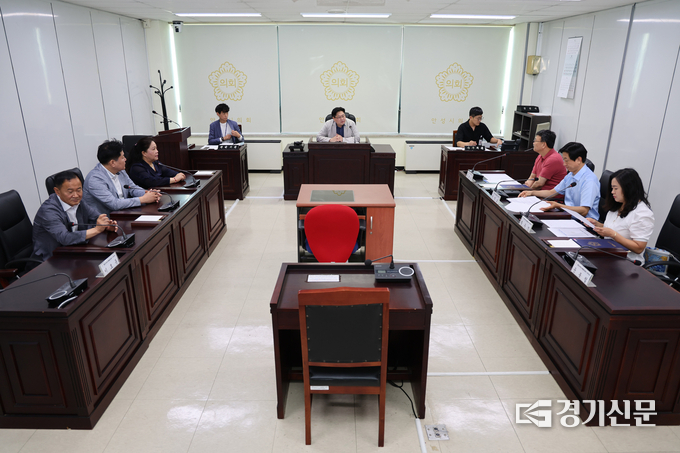 행정사무조사 사무보조자 위촉식 모습(사진=안성시의회 제공)