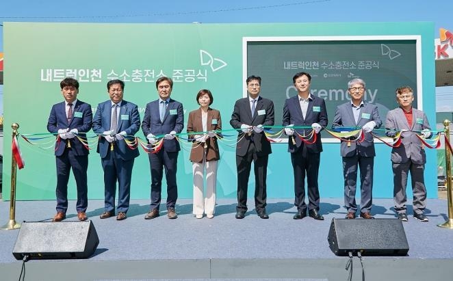 지난 4일 인천 중구 인천 내트럭하우스에서 열린 내트럭인천 수소충전소' 준공식에서 (왼쪽 네 번째부터)한상미 수소융합얼라이언스 단장, 장호준 SK에너지 S&P추진단장과 김기철 내트럭 대표가 기념촬영을 하고 있다. ( 사진 = SK에너지 제공 )