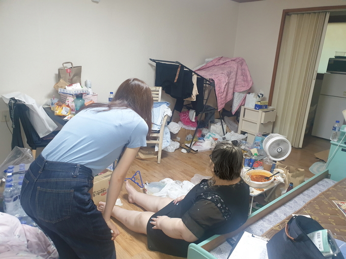 수원시 공무원이 주거위기가구를 방문해 생활실태를 파악하고 있다. (사진=수원시 제공) 
