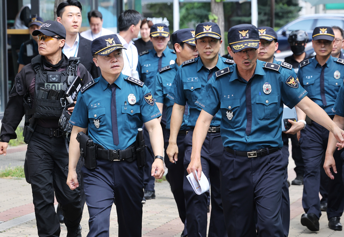  인터넷 커뮤니티에 ‘살인예고’ 글이 기재됨에 따라 홍기현 경기남부경찰청장과 경찰이 현장을 순찰하는 모습. (사진=연합뉴스 제공)