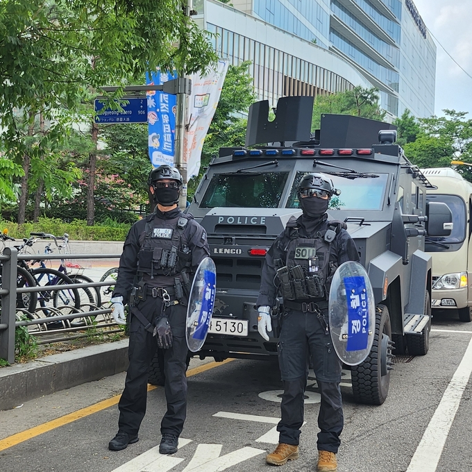  수원역에 배치된 경찰특공대와 장갑차. (사진=경기남부경찰청 제공)