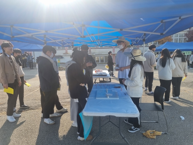  발안바이오과학고등학교 영농학생자치회 학생들이 ‘농업인의 날’ 행사를 개최한 모습. (사진=발안바이오과학고등학교 제공)