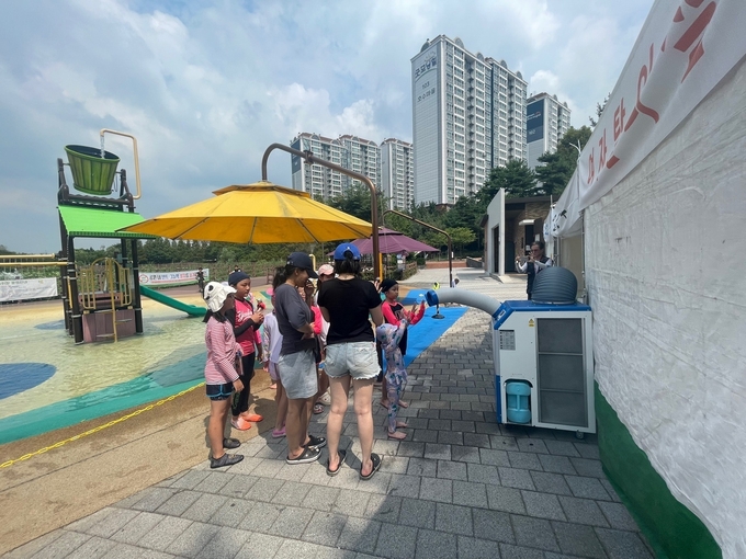 화성시가 버스승강장을 비롯해 다중 밀집장소에 야외용 냉방기를 설치해 시민들의 폭염예방에 나섰다. (사진=화성시 제공)
