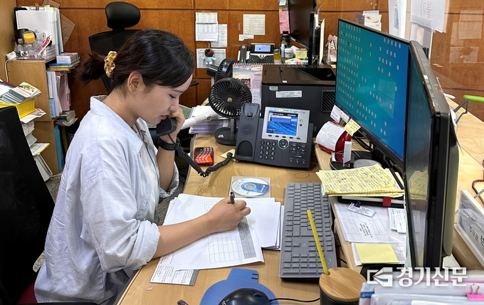 안성3동 직원이 관내 저소득 독거노인에게 안부 확인 전화를 걸고 있다. (사진=안성시 제공)