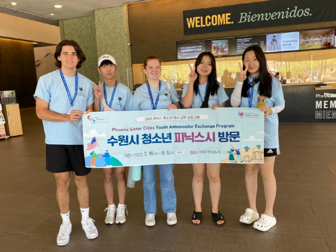 피닉스시를 방문한 수원시 고등학생들이 피닉스시 고등학생들과 기념 촬영을 하고 있다. (사진=수원시 제공) 