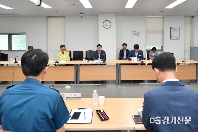 분당경찰서를 찾은 신상진 시장이 사업입원제 도입의 필요성을 설명하고 있다. (사진=성남시 제공)