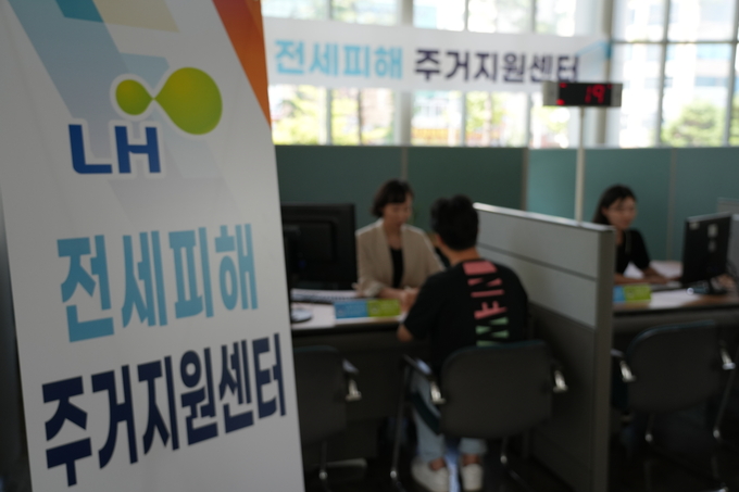 LH 인천 전세피해 주거지원 센터를 찾은 시민이 주거지원 상담을 받고 있다. ( 사진 = LH 인천지역본부 제공 )