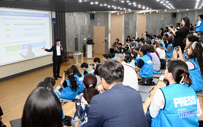 7일 경기도청 북부청사 평화토크홀에서 열린 2023 기회기자단 역량 강화 교육에서 오후석 경기도 행정2부지사가 ‘경기북부특별자치도, 여건과 추진과제’ 특강을 진행하고 있다. (사진=경기도 제공)