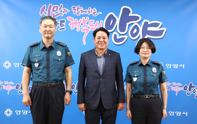 최대호 안양시장(가운데)과 구은영 동안경찰서장(오른쪽), 이연형 만안경찰서장(왼쪽)이 경찰 특별치안활동 간담회를 마치고 기념사진을 찍고 있다. (사진=안양시 제공)