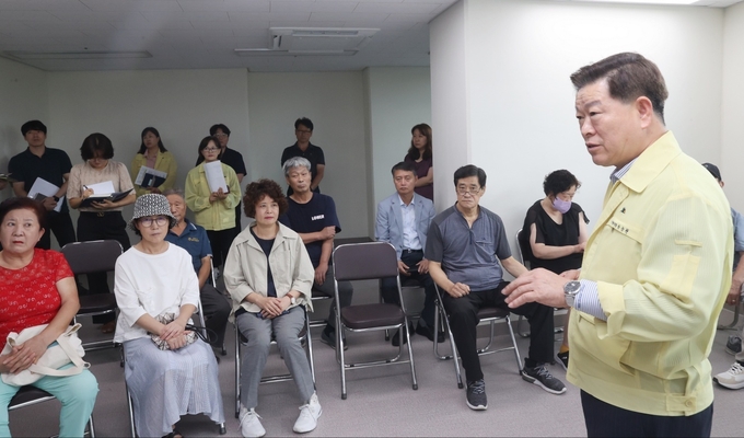 박승원 광명시장은 7일 ‘광명너부대 공공임대주택 건설사업’의 이주순환주택 현장을 방문해 주거환경 전반을 꼼꼼히 살핀 후 사업 현황에 대한 설명을 듣고 애로사항을 청취했다.(사진=광명시 제공).