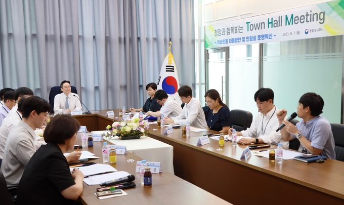 오호선 중부지방국세청장이 동화성 세무서를 찾아 직원들과 타운홀미팅을 진행했다. (사진=중부지방국세청 제공)
