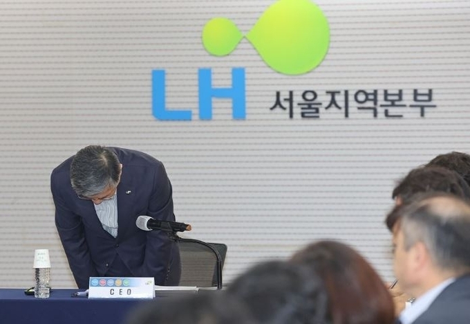 이한준 LH 사장이 지난 2일 오후 서울 강남구 LH 서울지역본부에서 열린 사장 주재 회의에서 최근 아파트 철근 누락 사태와 관련한 사과 인사를 하고 있다. (자료=연합뉴스 제공)