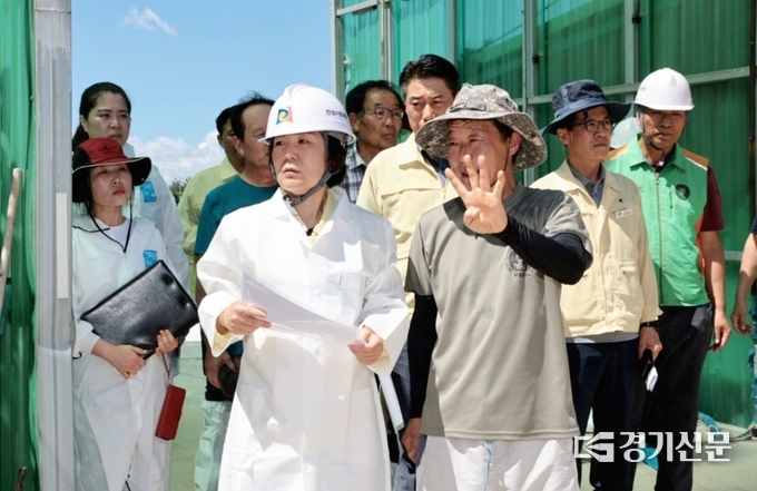김보라 시장이 관내 양계 농장을 방문해 폭염 피해 예방시설 등을 점검하고 있다. (사진=안성시 제공)