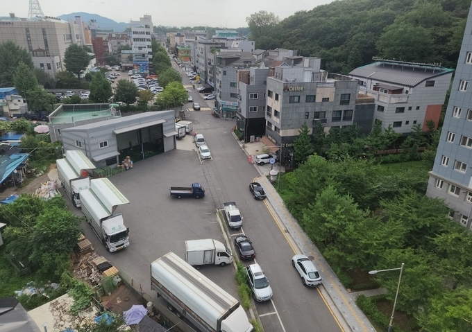 인천 남동구 구월동 1482번지에 택배 트럭들이 주차된 택배회사가 들어서 있다. ( 사진 = 박지현 기자 )