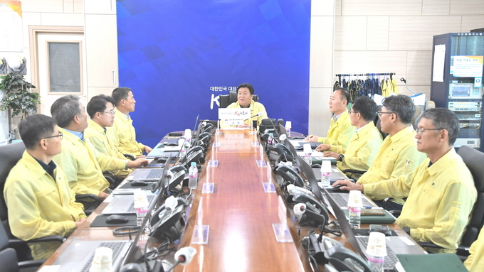 시흥시가 지난 8일 오후 한반도로 북상 중인 제6호 태풍 ‘카눈’ 대비 긴급회의를 갖고, 대응 태세를 점검했다. (사진=시흥시 제공)