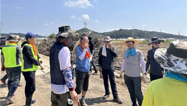 충남 청양군 청남면 일원에서 화성도시공사 김근영 사장(가운데 파란옷)과 임직원들이 수해복구 봉사활동을 실시했다. (사진=화성도시공사 제공)