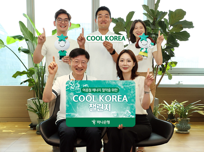 이승열 하나은행장(앞줄 왼쪽)이 직원들과 함께 간편한 옷차림으로 포즈를 취하며 기념촬영을 하고 있다. (사진=하나은행 제공)