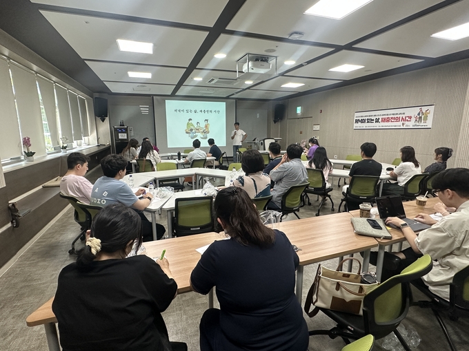 광명시는 지난 8일 광명시평생학습원에서 광명시 민·관 사회복지종사자를 위한 역량강화 교육을 실시했다. (사진=광명시 제공)
